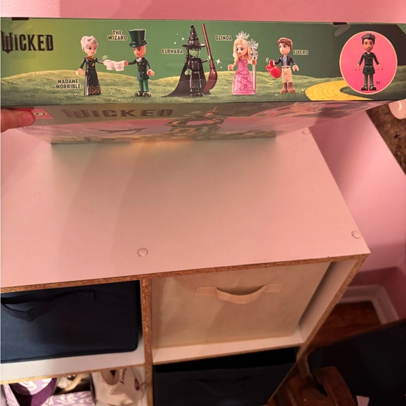 LEGO Wicked Welcome to Emerald City 945 pcs; Wicked, Elphaba & Glinda Figures - Picture 4 of 10